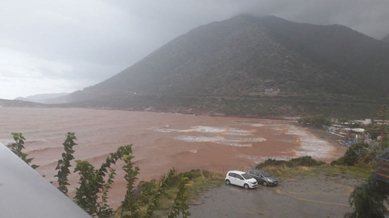 Η θάλασσα στο Μπαλί «βάφτηκε» κόκκινη