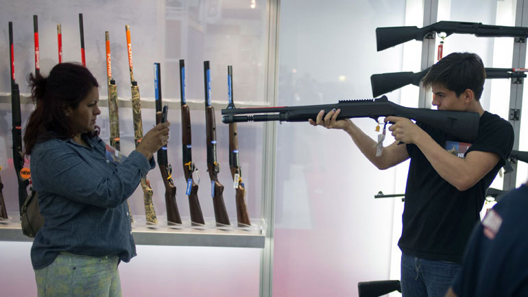 Ρωσική εφημερίδα εξοπλίζει τους δημοσιογράφους της, μετά την επίθεση που δέχτηκε ραδιοφωνική παραγωγός