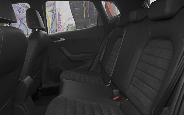 Πίσω χωράνε δύο ενήλικες μεσαίου αναστήματος