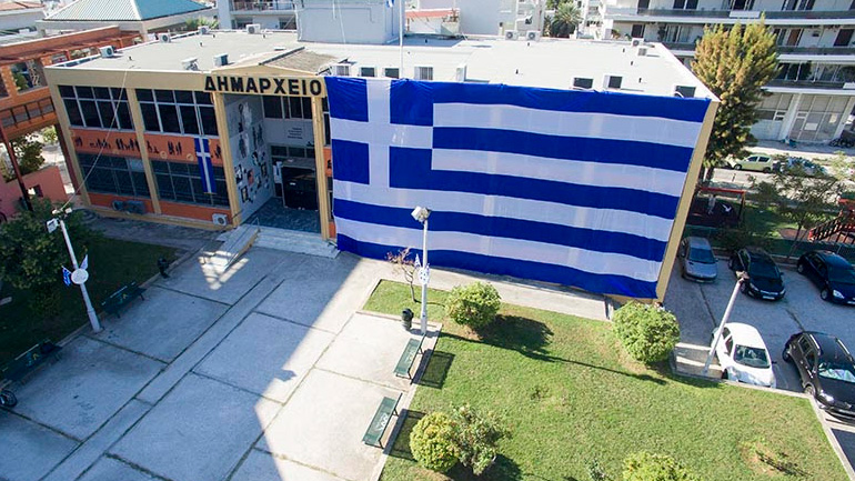 Γαλανόλευκη σημαία σκεπάζει το δημαρχείο Ελληνικού – Αργυρούπολης