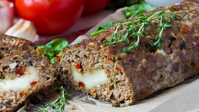 Ρολό κιμά με γραβιέρα και ντομάτες