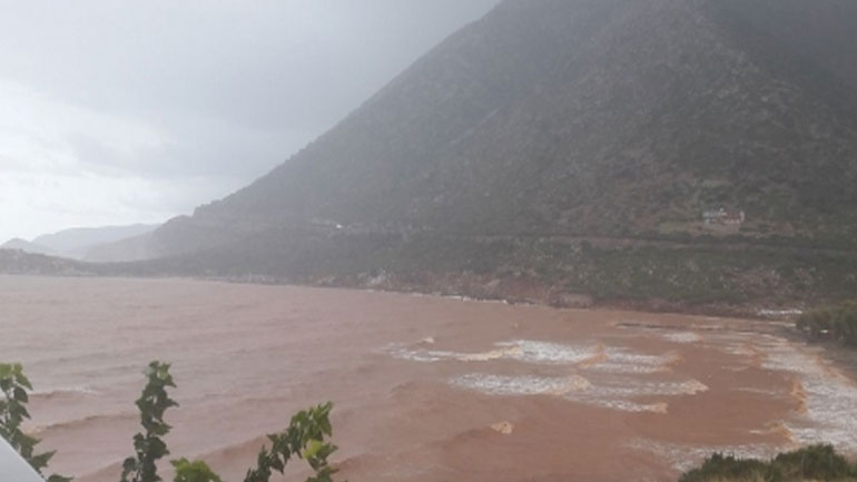 Εντυπωσιακό θέαμα: Κοκκίνισε η θάλασσα στο Μπαλί του Ρεθύμνου