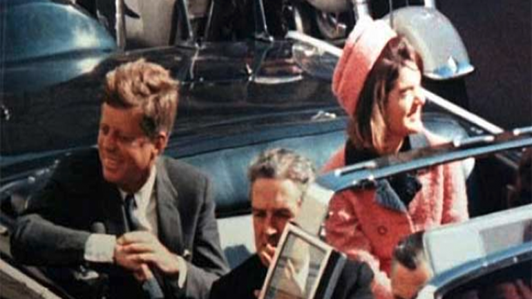 Ο Τραμπ ανέβαλε την αποκάλυψη «ευαίσθητων» εγγράφων για τη δολοφονία Κένεντι