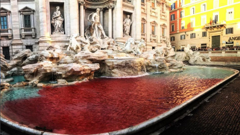 Το νερό της Φοντάνα Ντι Τρέβι έγινε… κατακόκκινο