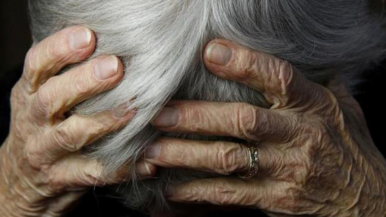 Άγρια ληστεία στην Κυψέλη: Έκαψαν ηλικιωμένη με σίδερο