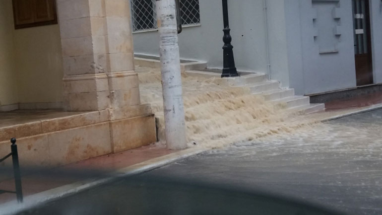 Πλημμύρισαν οι δρόμοι της Σητείας από τη νεροποντή
