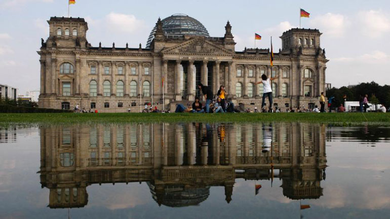 Οι προεκλογικές υποσχέσεις για κατάργηση της «εισφοράς αλληλεγγύης» και για ισοσκελισμένο προϋπολογισμό δεν μπορούν να υλοποιηθούν ταυτόχρονα