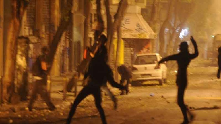 Εκτεταμένα επεισόδια στα Εξάρχεια – Τραυματίστηκαν δύο αστυνομικοί, έγιναν τρεις συλλήψεις