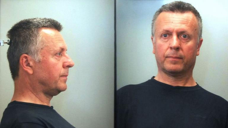 Στη δημοσιότητα στοιχεία του 54χρονου επιδειξία που συνελήφθη στη Γλυφάδα