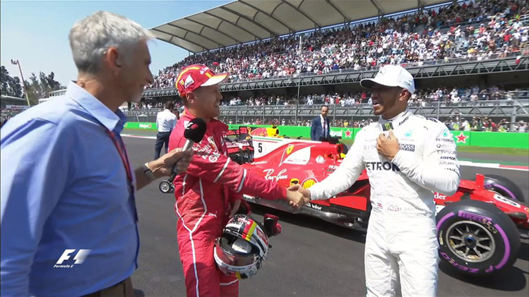 H Hamilton συγχαίρει τον Vettel καθώς τρέχει χωρίς άγχος