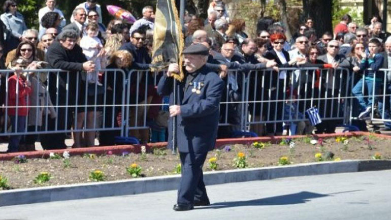 Ο τελευταίος των πολεμιστών της Λέσβου, παρέλασε μόνος στην Προκυμαία της Μυτιλήνης