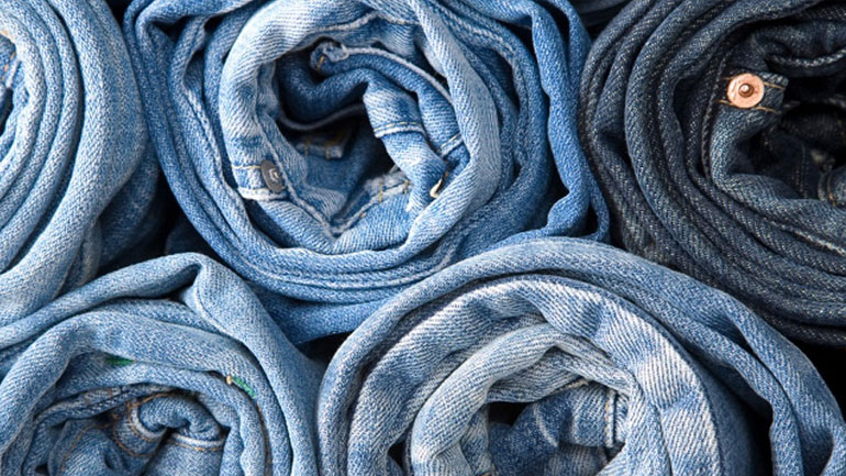 Πώς να οργανώσετε έξυπνα τα jean παντελόνια σας στην ντουλάπα