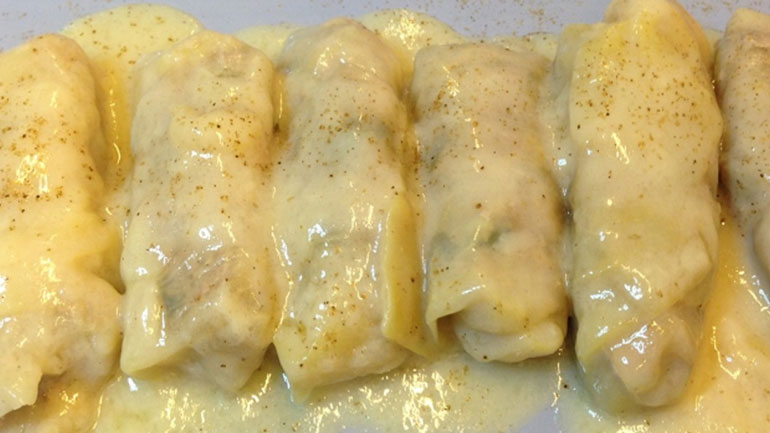 Λαχανοντολμάδες με κουκουνάρι και μαύρη σταφίδα