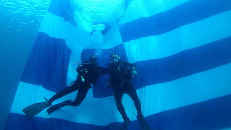 Εθνική Επέτειος: Ελληνική σημαία 84 τ.μ. στον βυθό της Βουλιαγμένης!