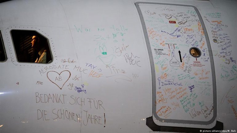 «Ευχαριστούμε για τα ωραία χρόνια» έγραψε το πλήρωμα στην άτρακτο του Airbus που πραγματοποίησε την τελευταία πτήση