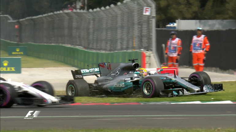 Λίγο μετά την εκκίνηση ο Hamilton είχε την στιγμή του αλλά όπως αποδείχτηκε δεν ήταν ικανή για να... τρενάρει τη χαρά του για κατάκτηση ενός ακόμα παγκοσμίου πρωταθλήματος