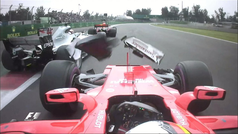 H στιγμή που τα μονοθέσια των Vettel και Hamilton ακουμπούν λίγο μετά την εκκίνηση