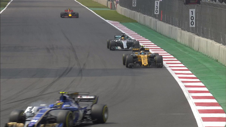Η στιγμή που ο Verstappen πλησιάζει τον Hamilton για να του... ρίξει γύρο!