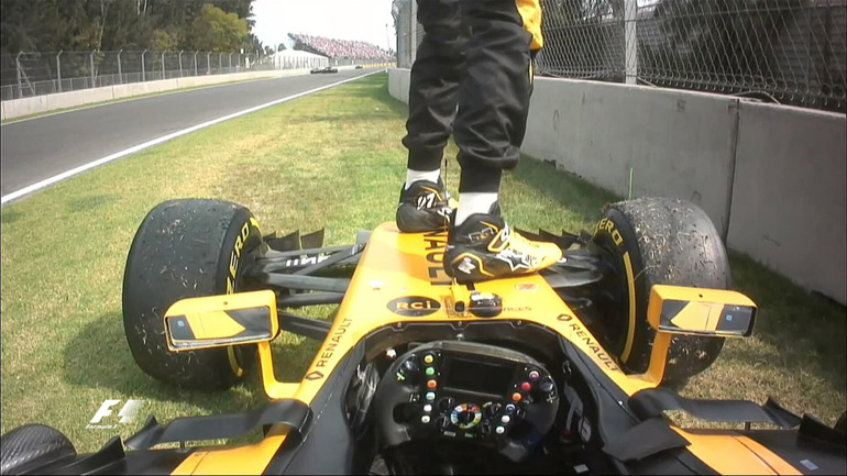 'Get out Nico, the car is not safe!' δήλωσαν οι μηχανικοί της Renault στον Hulkenberg ο οποίος εγκατέλειψε στον 26ο γύρο πηδώντας από το μονοθέσιο!