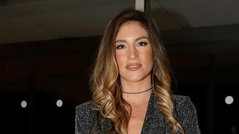 Η Αθηνά Οικονομάκου μας δείχνει για πρώτη φορά την φουσκωμένη κοιλίτσα της