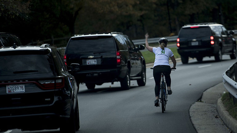 ΗΠΑ: Ποδηλάτρια εκδηλώνει τα συναισθήματά της για τον Τραμπ, υψώνοντας… το μεσαίο δάχτυλο