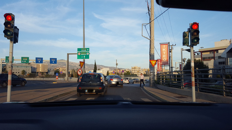 Άλλος περνά με κόκκινο, άλλος στρίβει εκεί που απαγορεύεται και ένας τρίτος περνά το δρόμο αντί για την διάβαση