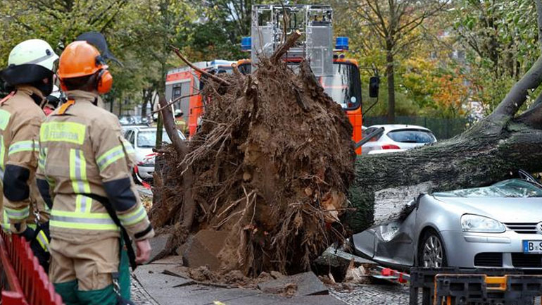Η καταιγίδα «Χέρβαρτ» σαρώνει τη Γερμανία