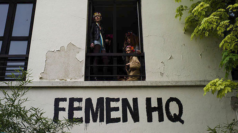 Εισβολή των Femen στην Κινηματογραφική Λέσχη του Παρισιού, σε ένδειξη διαμαρτυρίας για το αφιέρωμα στον Πολάνσκι