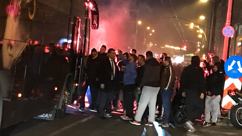 Αποθέωσαν τους παίκτες οι οπαδοί της ΑΕΚ