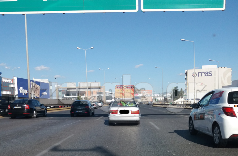 Όχι μόνο έχει φορτώσει το αυτοκίνητο όσο δεν... πάει αλλά δεν κινείται και τέρμα δεξιά...