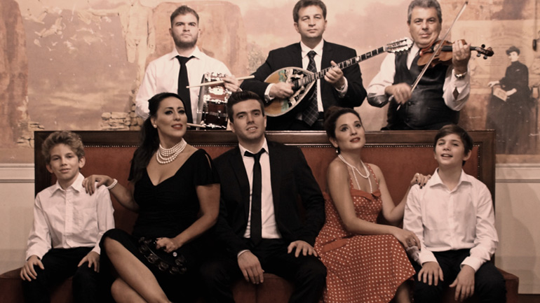 Η μουσικοθεατρική παράσταση «Χιώτη, μάμπο!» στη μουσική σκηνή Σφίγγα