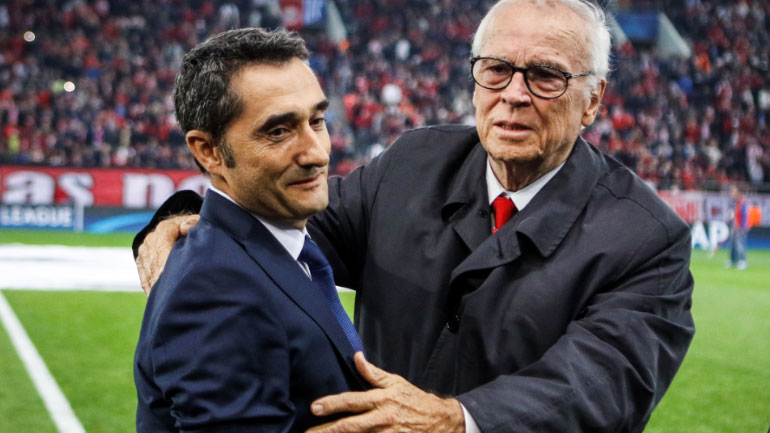 Η βράβευση και η αποθέωση του Βαλβέρδε στο «Καραϊσκάκη»