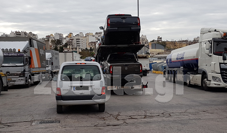 Το... αγροτικό της Mercedes στην νταλίκα που μεταφέρει τα αυτοκίνητα στα logistics της εισαγωγικής εταιρείας