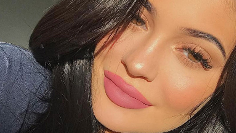 Χωρίστε με στιλ με το νέο lip kit της Kylie Jenner «Boy Bye»!