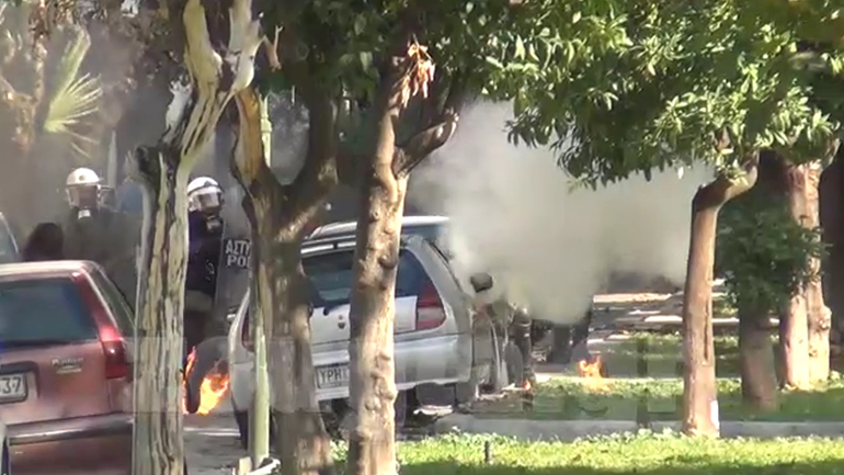 Μολότοφ σε αυτοκίνητο τη στιγμή που ήταν μέσα μια γυναίκα