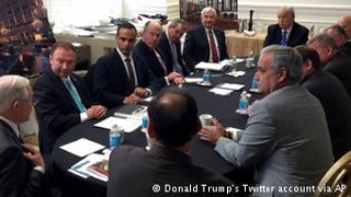 Tζορτζ Παπαδόπουλος (τρίτος από αριστερά)