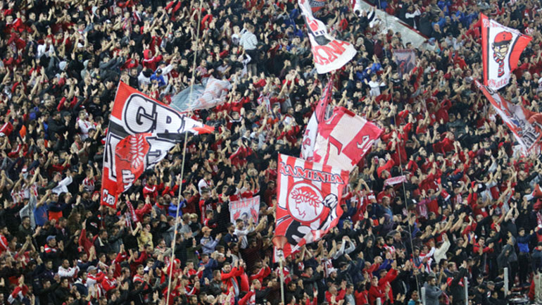 Ο κόσμος του Ολυμπιακού προσπαθεί να δώσει ψυχολογική ώθηση στην ομάδα του Πειραιά