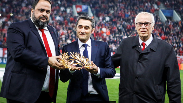 O Eρνέστο Βαλβέρδε τη στιγμή της βράβευσής του