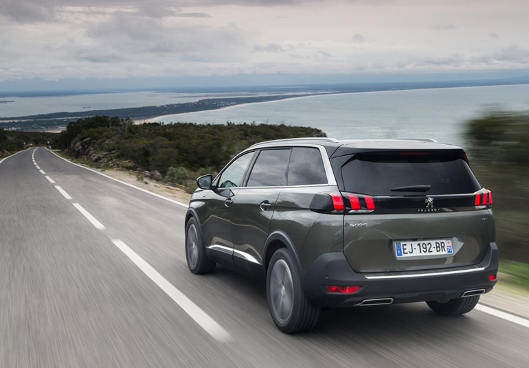 Από το πίσω μέρος καταλαβαίνεις πως πρόκειται για ένα μεγαλύτερο... 3008!