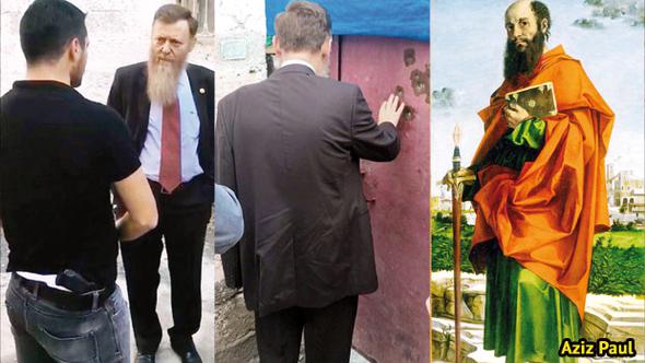 Ο τούρκος βουλευτής, συνομιλεί με αστυνομικούς, οι οποίοι δεν του επιτρέπουν την είσοδο στο Κόκκινο Σπίτι