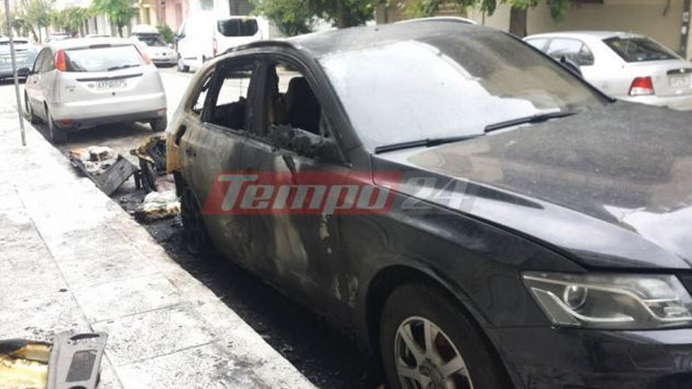 Πάτρα: Άγνωστοι έβαλαν φωτιά σε τέσσερα αυτοκίνητα και ένα δίκυκλο