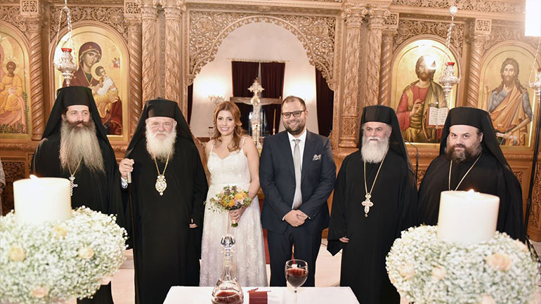 Τα σκαλιά της εκκλησίας ανέβηκε η κόρη του Τρύφωνα Αλεξιάδη