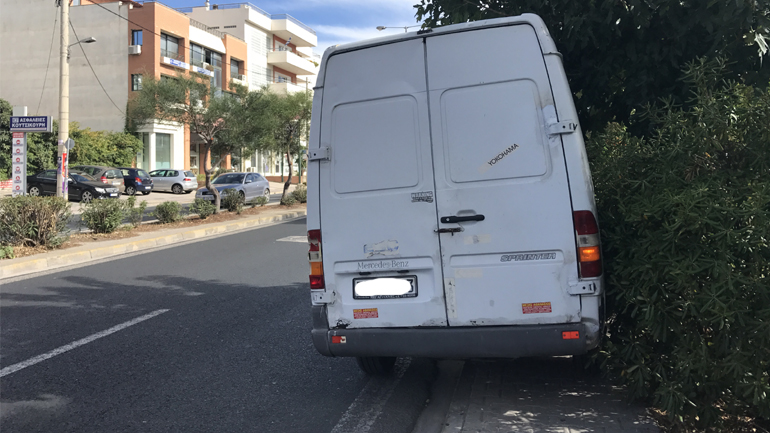 Έτσι είναι τα πεζοδρόμια στην… Παλλήνη;