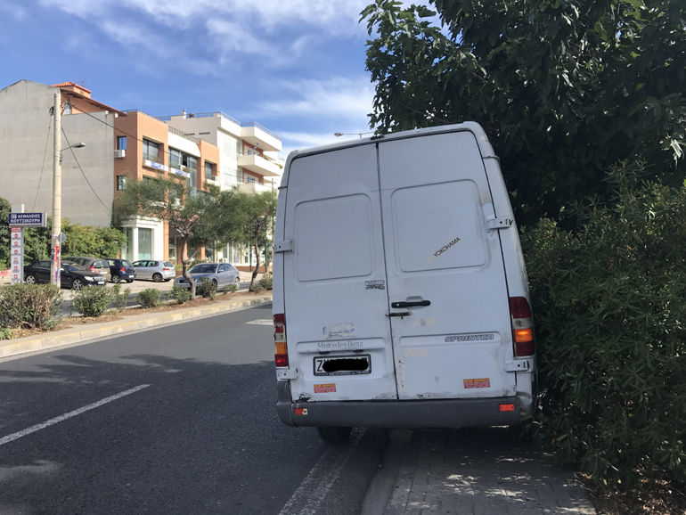 Είσαι μητέρα, έχεις βγάλει το μικρό παιδί με το καρότσι βόλτα και θέλεις να περπατήσει στο πεζοδρόμιο. Απλά δεν μπορείς...