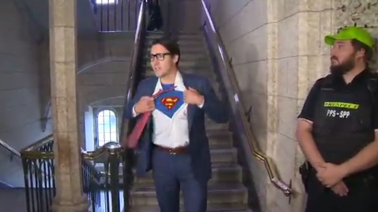 Τριντό: Ντύθηκε… σούπερμαν και πήγε στη Βουλή!