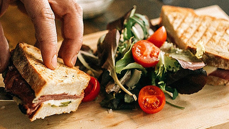 Φτιάξε το πιο νόστιμο breakfast sandwich για να ξεκινήσει καλά η μέρα σου!