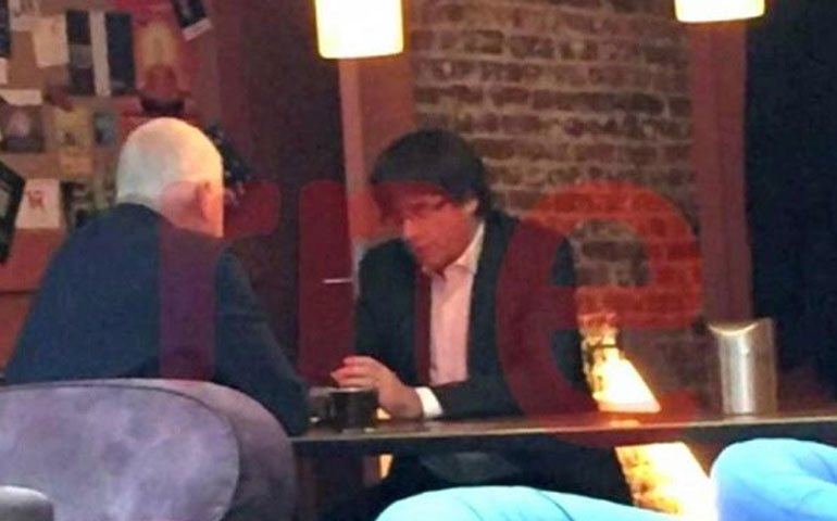 Η φωτογραφία που κάνει τον γύρο του διαδικτύου και δείχνει τον Πουτζντεμόν να πίνει καφέ στις Βρυξέλλες
