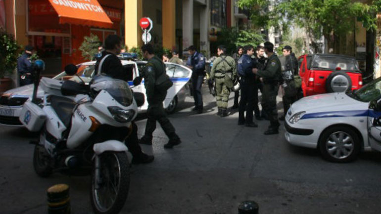 Εξάρχεια: Έφοδος αντιεξουσιαστών σε συμβολαιογραφικό γραφείο