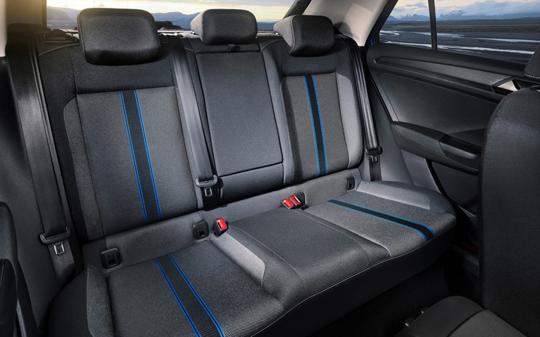 Στα πίσω καθίσματα χωράνε δύο άντρες με ύψος 1,85μ