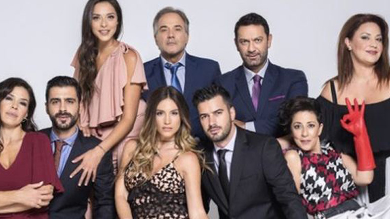 «Έλα στη θέση μου»: Η Μένη Σουλτς κρατάει τον Βλάση και τον πιέζει να υπογράψει